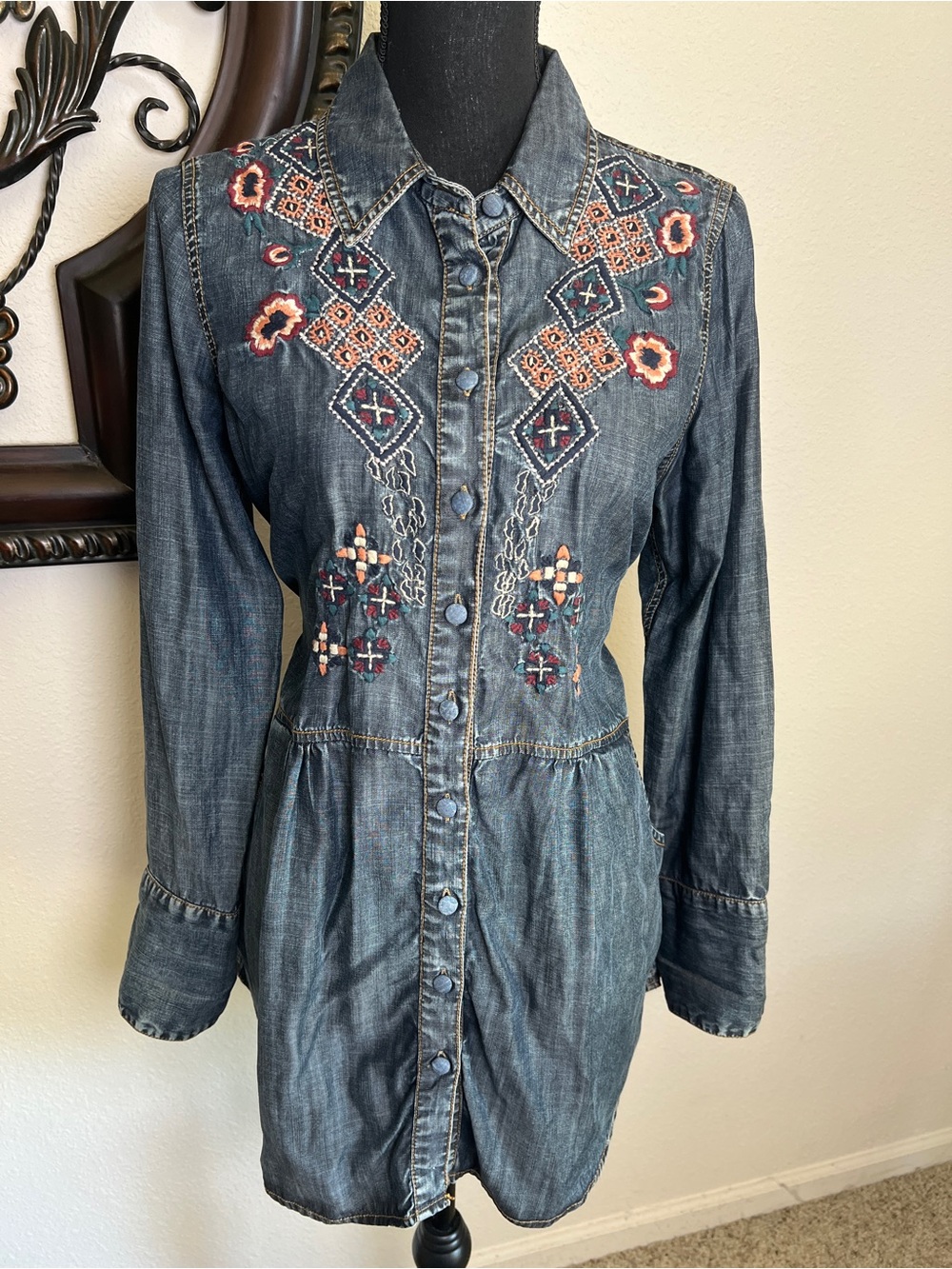 Soft Surroundings Women’s Denim Embroidered Dress Shirt Tunic Covered Buttons M
